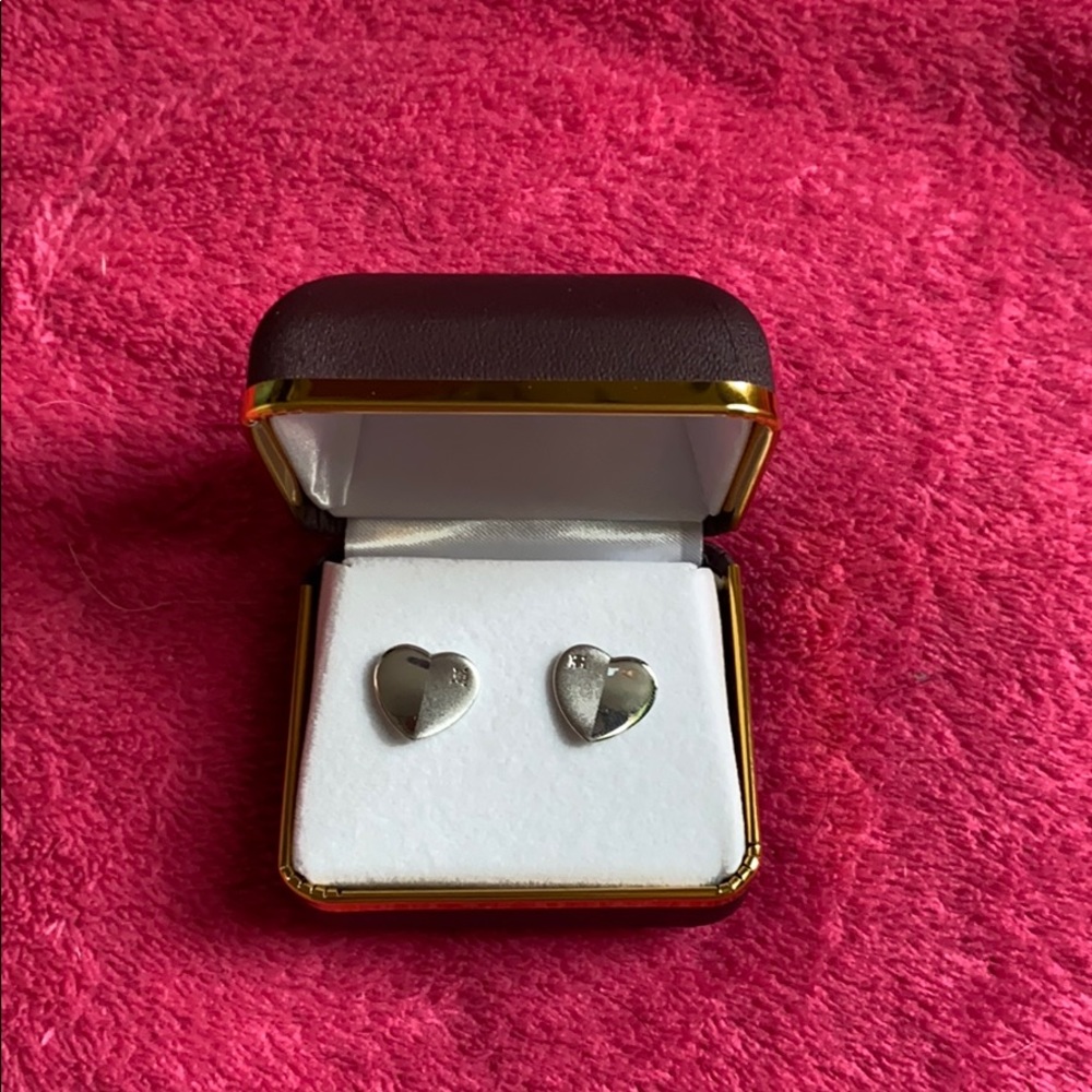 Riddles jewelry heart stud earrings